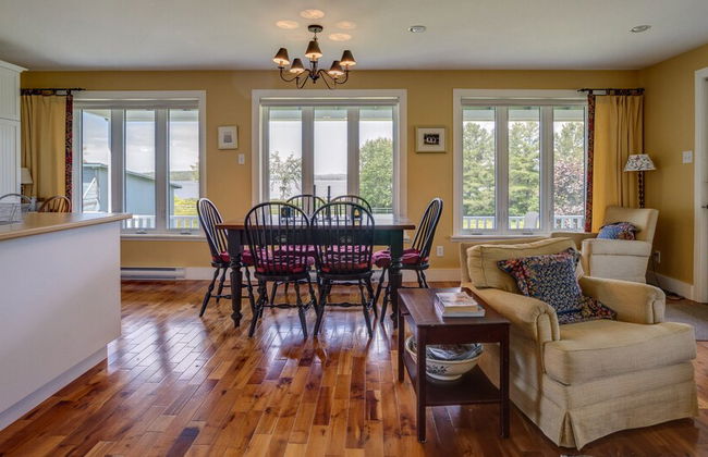 Lovely LacBrome 3 Bdrm Lakefront Cottage - Foto 8