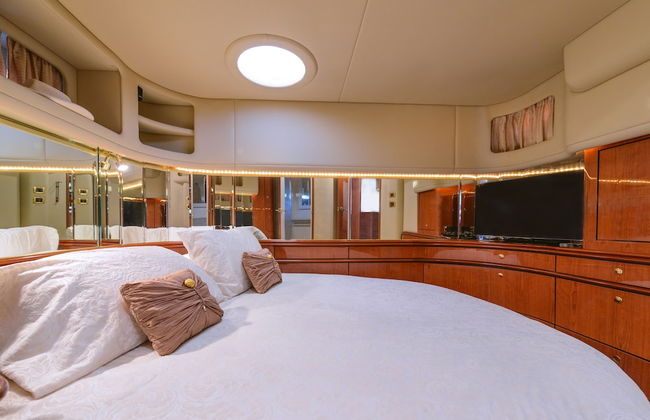 Luxury Yacht Hotel - Photo 4