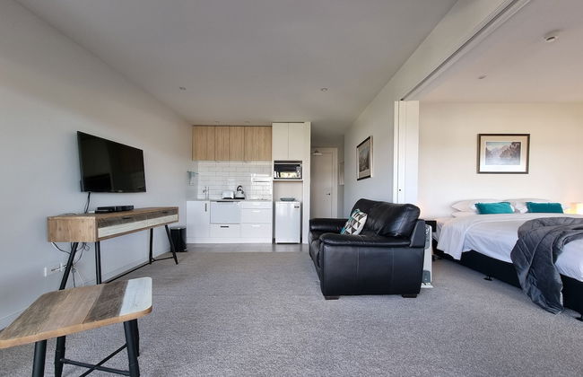 Fabulous Milford 1BR With Views & SkyTV - Photo 9