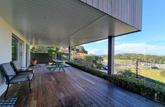 Fabulous Milford 1BR With Views & SkyTV - Photo 10