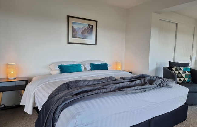 Fabulous Milford 1BR With Views & SkyTV - Photo 3