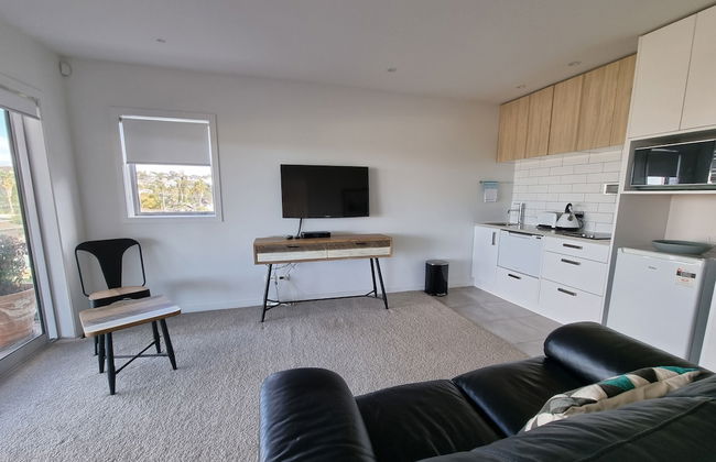 Fabulous Milford 1BR With Views & SkyTV - Photo 8