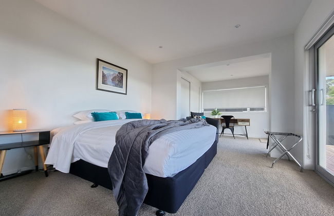 Fabulous Milford 1BR With Views & SkyTV - Photo 2