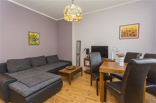 Photo 2 - Colorful 2bdr Apartment in the City Center
