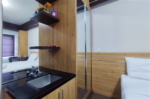 Photo 6 - Cozy Studio (No Kitchen) At Candiland Apartment