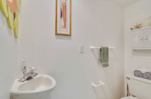 Photo 5 - Key West Found by Avantstay Close to Shops w/ Patio & Shared Pool! Week Long Stays Only