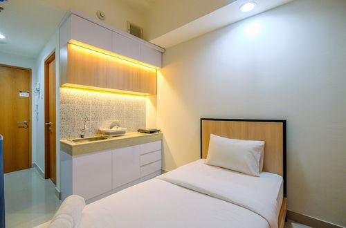 Photo 4 - Best Deal Studio at Evenciio Apartment near Campus Area