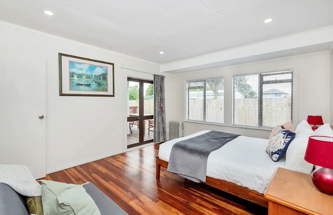 Kiwi Holiday Home near Airport - Photo 5