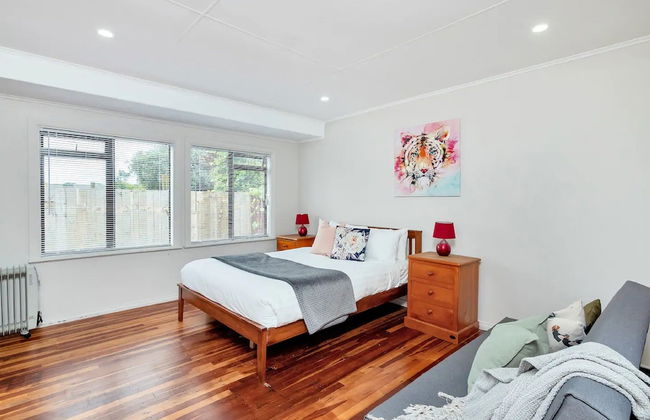 Kiwi Holiday Home near Airport - Photo 2