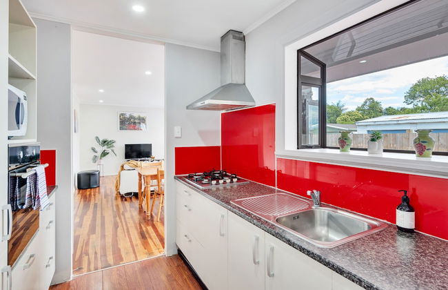 Kiwi Holiday Home near Airport - Photo 16