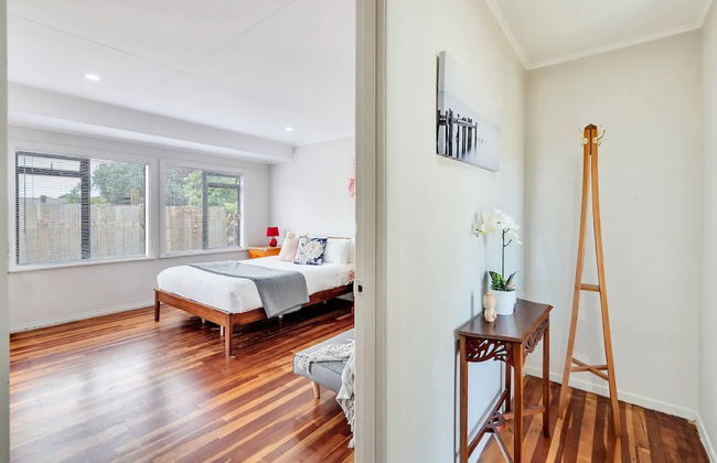 Kiwi Holiday Home near Airport - Photo 3