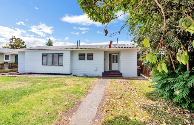 Kiwi Holiday Home near Airport - Photo 1