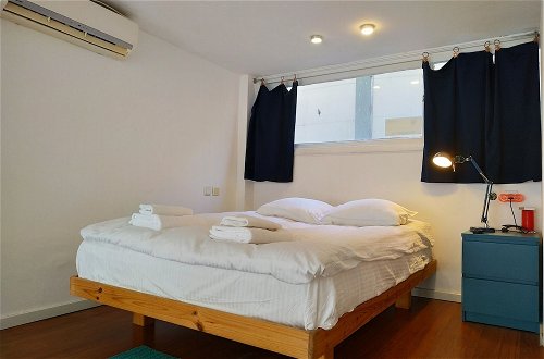 Photo 3 - AirTLV Centrally Located Studio With Gallery