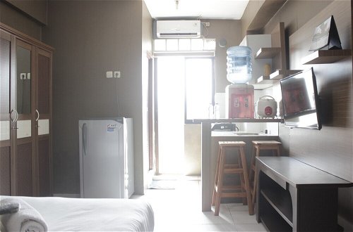 Photo 8 - Minimalist Studio Room At Gateway Ahmad Yani Cicadas Apartment