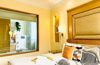 Photo 2 - BluO 1BHK - DLF Galleria | BathTub, Balcony, Suite