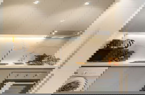 Foto 13 - Elegant Studio w Balcony View Near Downtown Dubai