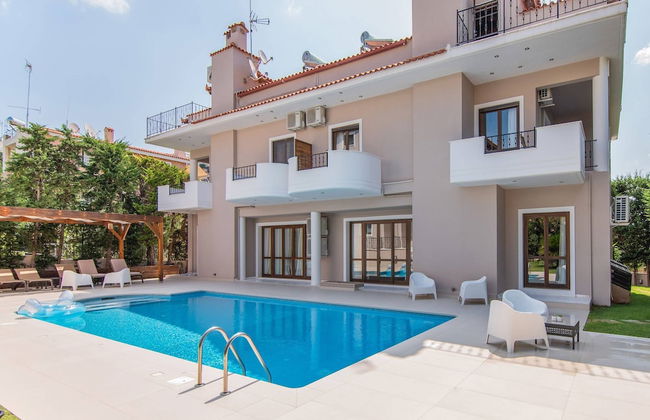 Inviting Villa in Anavissos With Communal Pool - Foto 1