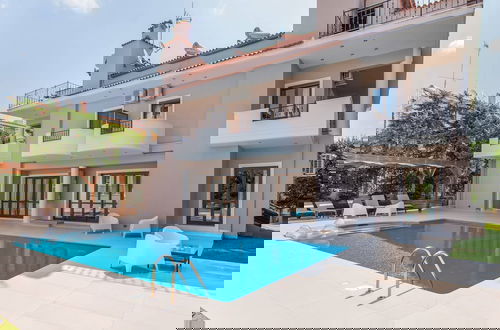 Foto 1 - Inviting Villa in Anavissos With Communal Pool