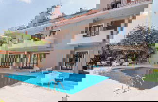 Foto 1 - Inviting Villa in Anavissos With Communal Pool
