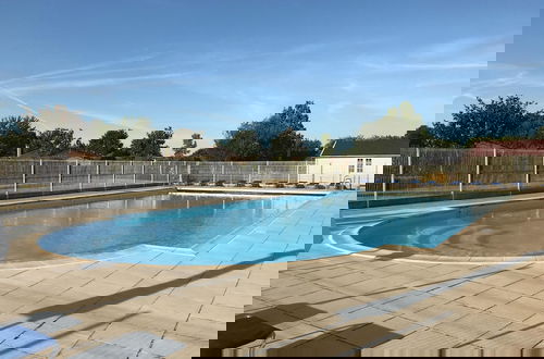 Foto 16 - Welcoming Villa With Shared Pool