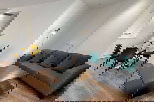 Photo 2 - Modern 2 bed With Parking - Grand Exchange Bracknell