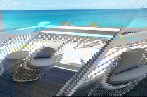Foto 13 - Oceanfront Haven: Elegant Estate With Private Deck