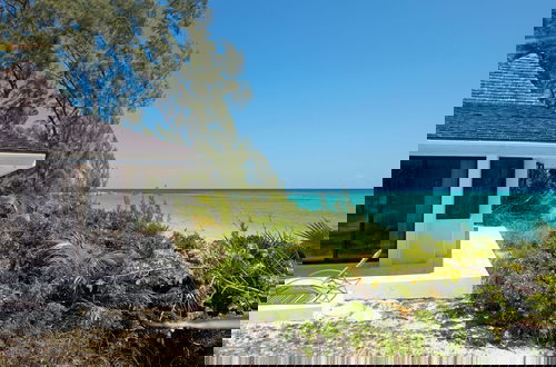 Foto 14 - Tropical Hideaway: Charming Cottage Near Pink Sands Beach
