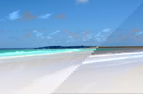 Foto 12 - Tropical Hideaway: Charming Cottage Near Pink Sands Beach