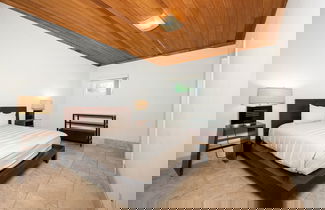 Foto 2 - Contemporary Comfort: Stunning Villa With Pool & Restaurant