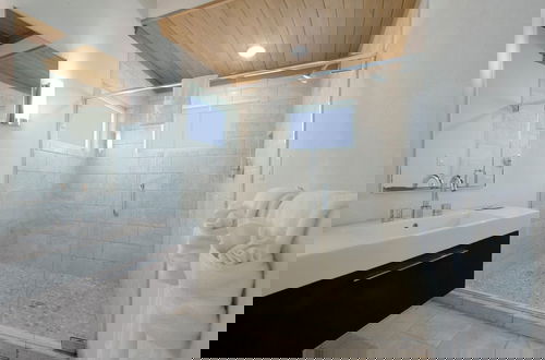 Foto 8 - Contemporary Comfort: Stunning Villa With Pool & Restaurant