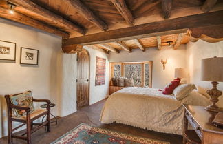 Foto 1 - Hacienda Rose - Historic East Side Adobe Estate, Lovingly Restored, Two Blocks to Canyon Rd