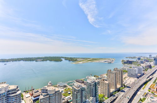 Photo 11 - Luxury Lakeview Skyscraper by CN Tower