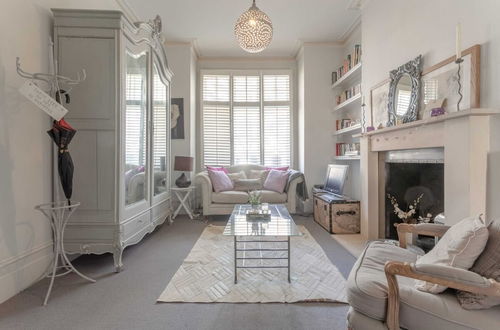 Photo 15 - Stylish Apartment near Battersea Park