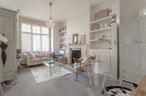 Photo 12 - Stylish Apartment near Battersea Park