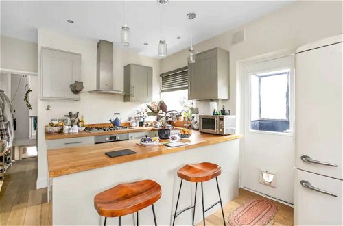 Photo 5 - Gorgeous Refurbished 2 Bedroom Apartment With Garden