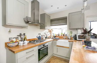 Photo 3 - Gorgeous Refurbished 2 Bedroom Apartment With Garden