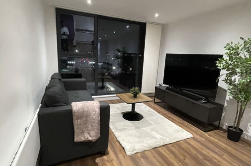 Foto 8 - Luxury 2-bed Apartment in Manchester With Parking