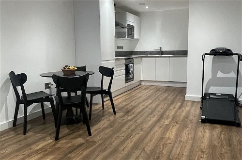 Photo 11 - Luxury 2-bed Apartment in Manchester With Parking