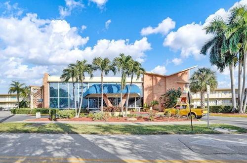 Photo 3 - Sun & Fun: Hallandale Beach Studio With Pool