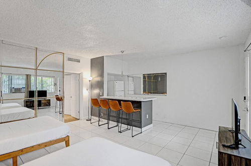 Foto 7 - Sun & Fun: Hallandale Beach Studio With Pool