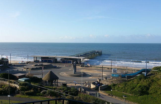 Beach Front 2-bed Apartment With Deck & BBQ - Photo 23