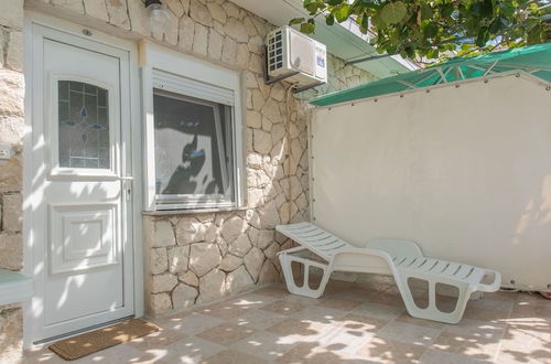 Photo 17 - Relaxing Apartment in Okrug Gornji near Mavarstica Beach