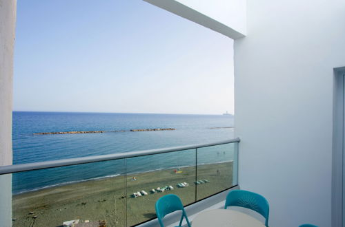 Foto 22 - Limassol on the Beach Apartment