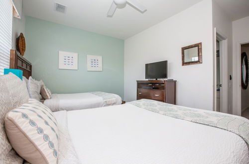 Photo 12 - Tropical Dreams Townhome 3 Bedroom Condo by Redawning