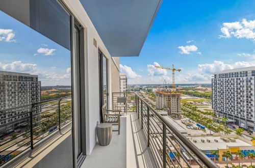 Photo 14 - Modern Downtown Doral One-Bedroom Apt