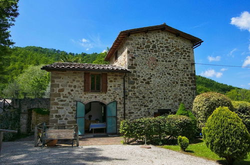 Foto 1 - Holiday House with Pool & Large Garden Overlooking Lake near Tuscany