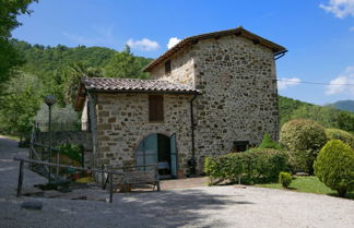 Foto 1 - Holiday House with Pool & Large Garden Overlooking Lake near Tuscany