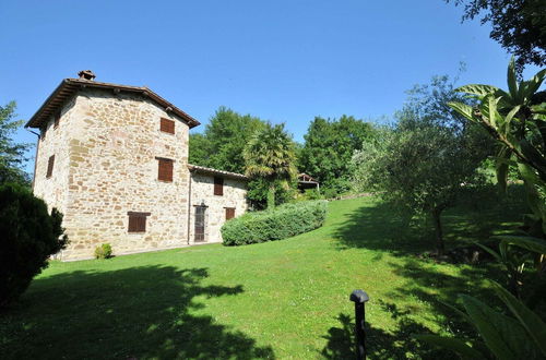 Foto 32 - Holiday House with Pool & Large Garden Overlooking Lake near Tuscany