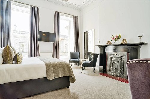 Photo 11 - Luxury George Street Apartments: Edinburgh Suite
