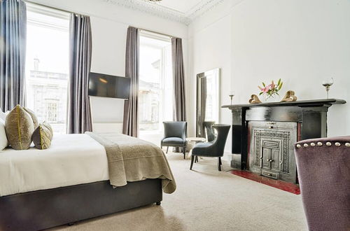 Photo 11 - JOIVY Luxury George Street Apartments: Edinburgh Suite